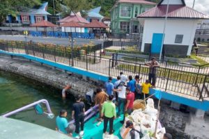 Sambut Kedatangan Presiden, Kelurahan Parapat Bersihkan Bibir Danau Toba