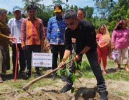 Mamre GBKP Klasis Sinabun Menanam Pohon Dibantaran Lau Borus